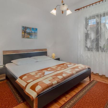 3 Bedroom Awesome Apartment In Novi Vinodolski Ngoại thất bức ảnh